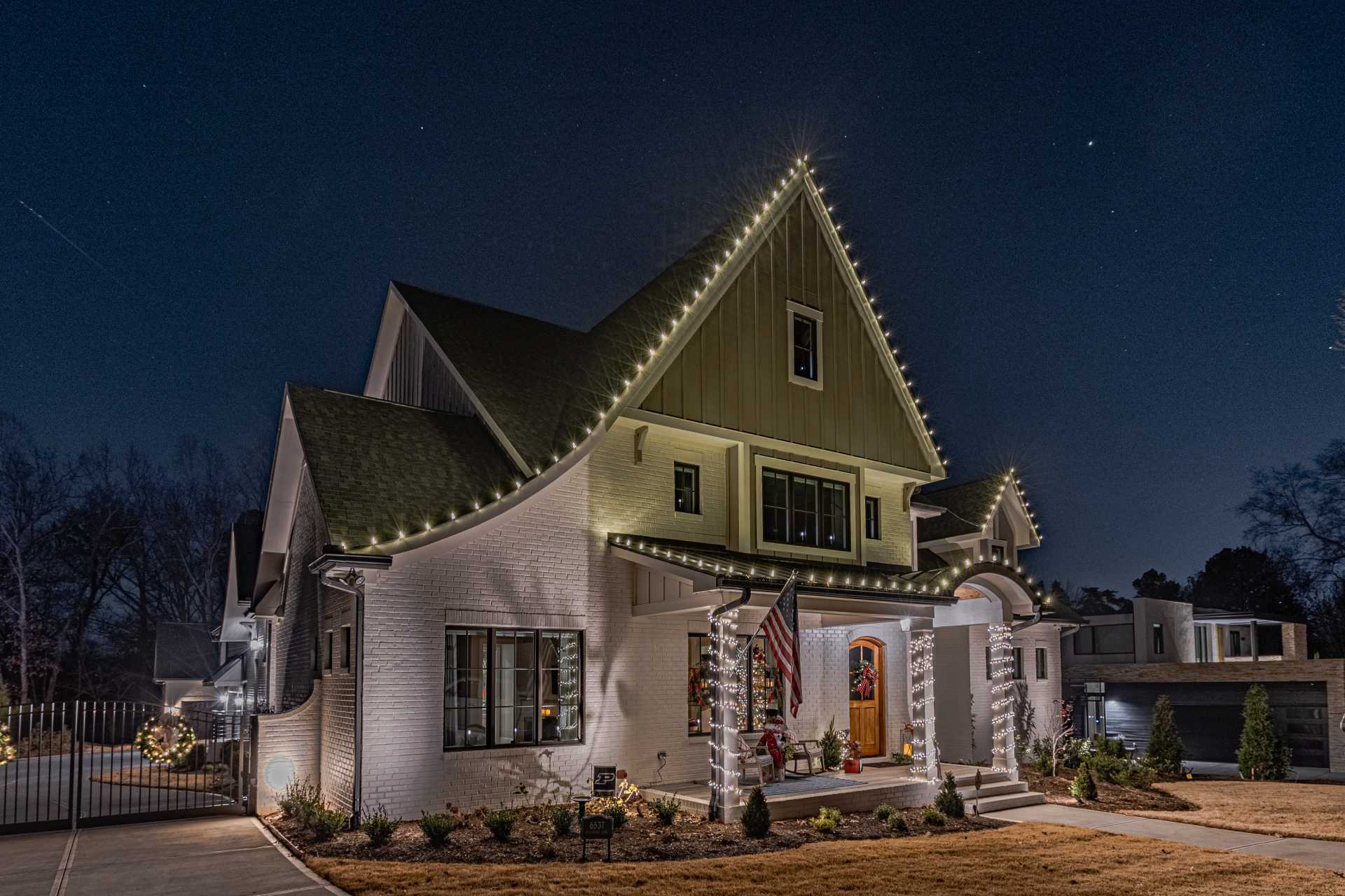 Christmas light installers near Fulton County decorating a modern home